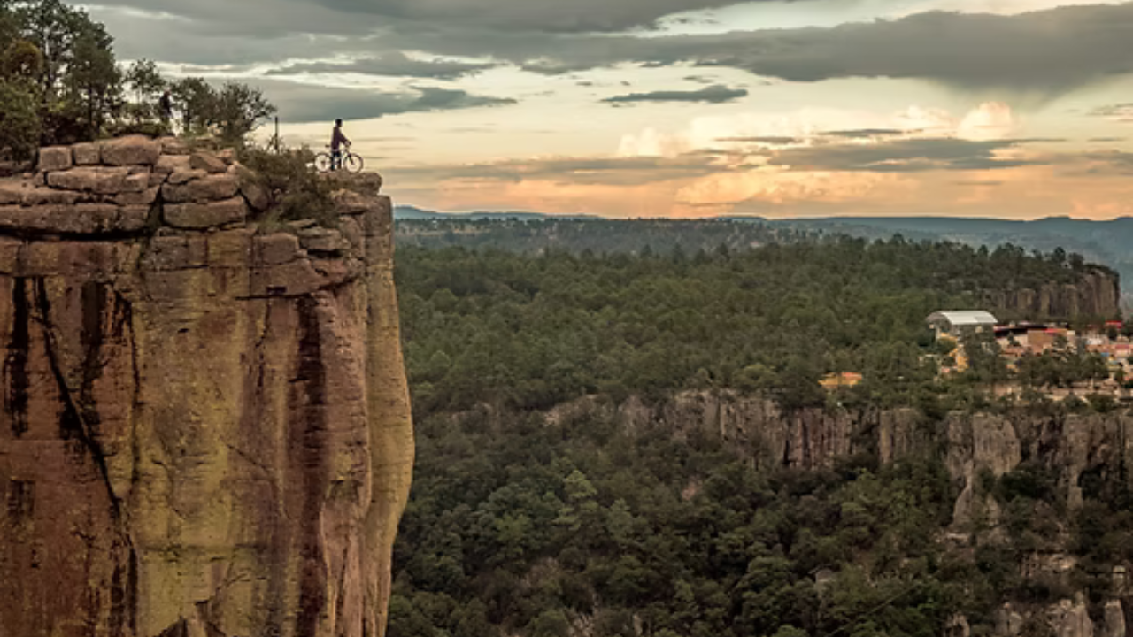 Más grandes y profundas que el Gran Cañón, las Barrancas del Cobre son un espectáculo natural impresionante. Puedes recorrerlas en el famoso tren “El Chepe”.