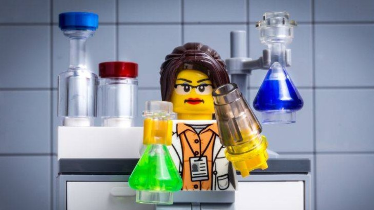 Haz de tu hogar un laboratorio con experimentos simples y seguros, como hacer slime, un volcán de bicarbonato o arcoíris en frascos.