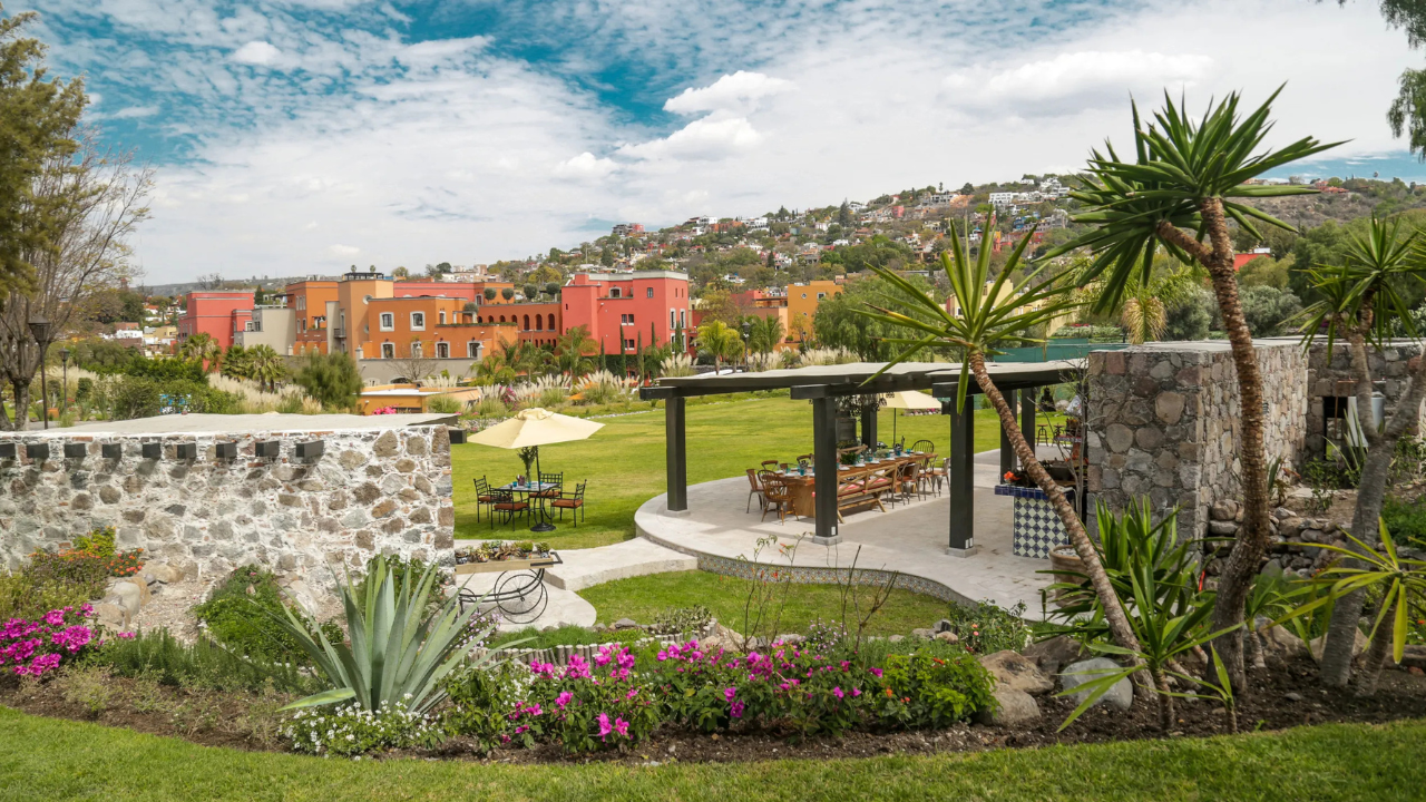 Para quienes prefieren el encanto colonial, Rosewood San Miguel de Allende es una joya. Su arquitectura inspirada en las haciendas del siglo XVIII.