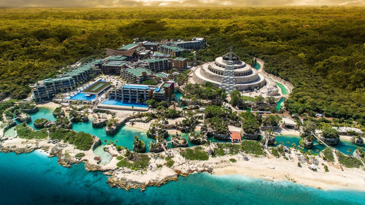 Ubicado frente al mar Caribe, el Hotel Xcaret México redefine el concepto de todo incluido con su innovador modelo "All-Fun Inclusive".