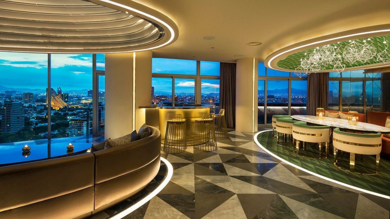 Uno de los factores clave que definen a un hotel de lujo es el servicio excepcional y personalizado. Desde el momento de la reserva, el huésped comienza a notar la diferencia.