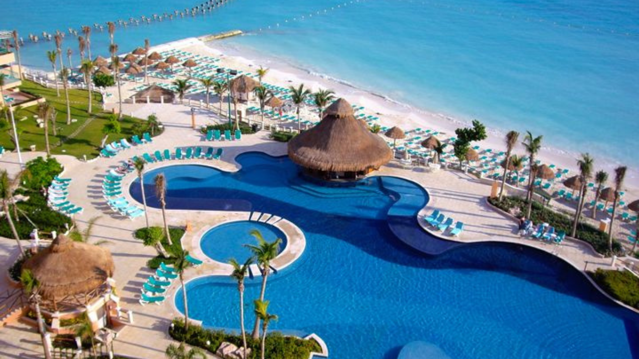 Un hotel todo incluido es aquel que ofrece en su tarifa alimentos, bebidas (muchas veces alcohólicas), snacks, actividades recreativas y entretenimiento. Algunos incluso integran servicios como traslados al aeropuerto.