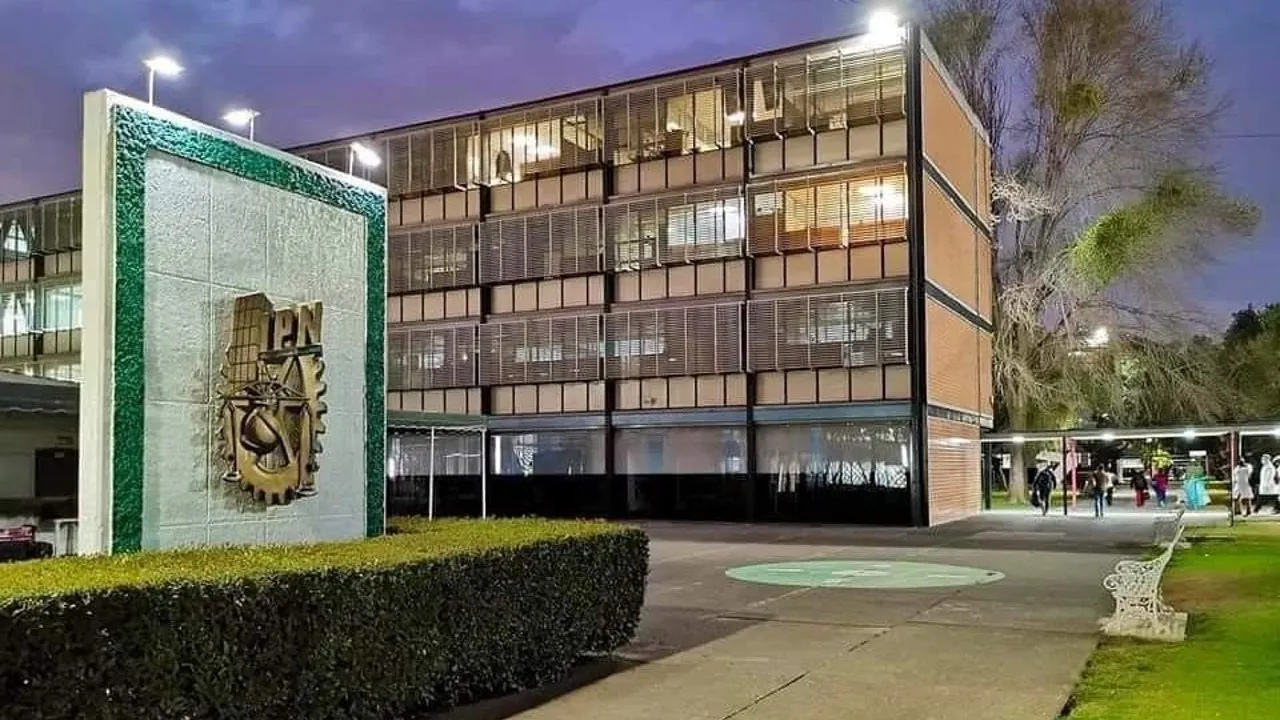 Además de la UNAM, otra institución reconocida por su excelencia académica es el Instituto Politécnico Nacional: Fuerte en ingeniería, tecnología y ciencias aplicadas.