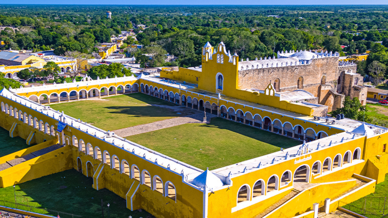 Izamal no es solo un pueblo pintoresco: es un portal al pasado, un homenaje vivo a la cultura maya y un ejemplo de la riqueza de los Pueblos Mágicos de México.