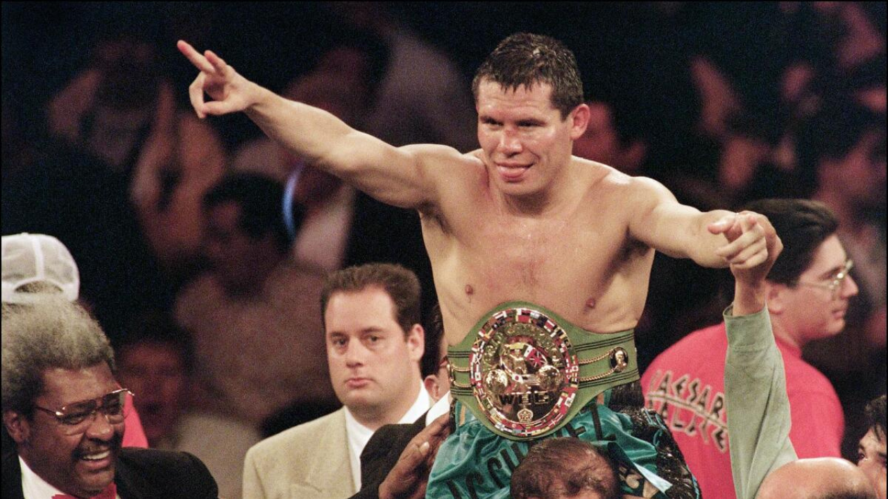 Hoy, Julio César Chávez es considerado por muchos como el mejor boxeador mexicano de todos los tiempos. Su nombre está inscrito en el Salón de la Fama del Boxeo Internacional.