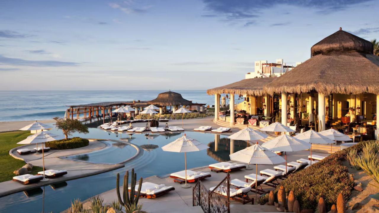 Ubicado en San José del Cabo, Las Ventanas al Paraíso es sinónimo de elegancia. Este resort, parte de la exclusiva cadena Rosewood, ofrece villas privadas con alberca.