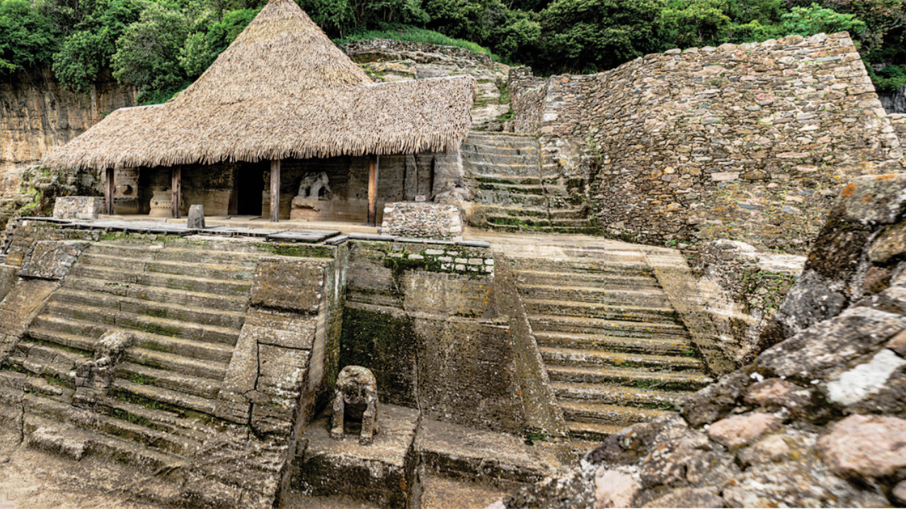 Malinalco sorprende por su ambiente tranquilo y su gran valor arqueológico. En lo alto del cerro se encuentra el Templo Cuauhtinchan, excavado en la roca por los mexicas.