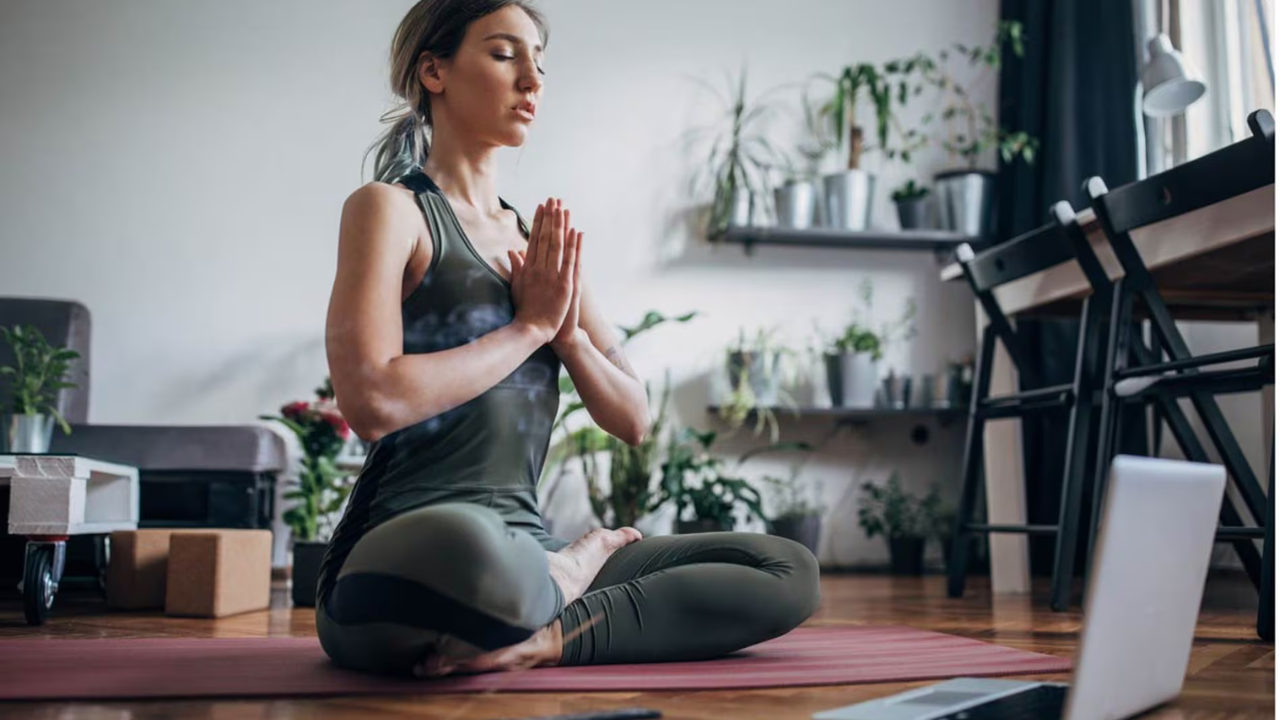 Actividades como la meditación, la respiración consciente y los pasatiempos creativos son aliados valiosos para conservar tu bienestar emocional.