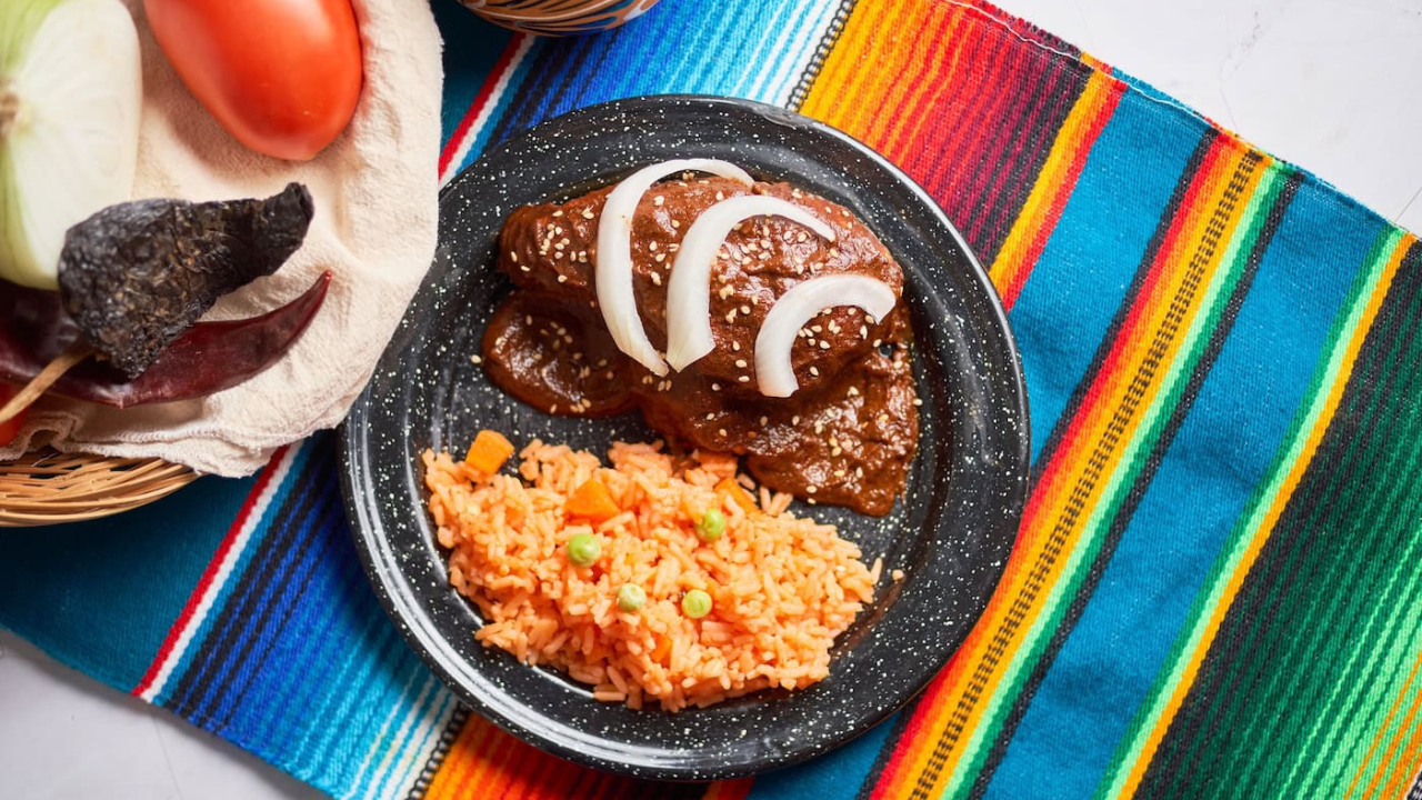 El mole poblano puede incluir desde diferentes tipos de chiles, especias, semillas, hasta chocolate y frutas secas, lo que le da su sabor único y profundo.