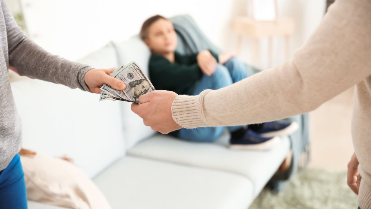 La pensión alimenticia es el derecho que tienen los hijos menores de edad (y en algunos casos, mayores de edad si siguen estudiando) a recibir apoyo económico por parte de uno de sus padres.