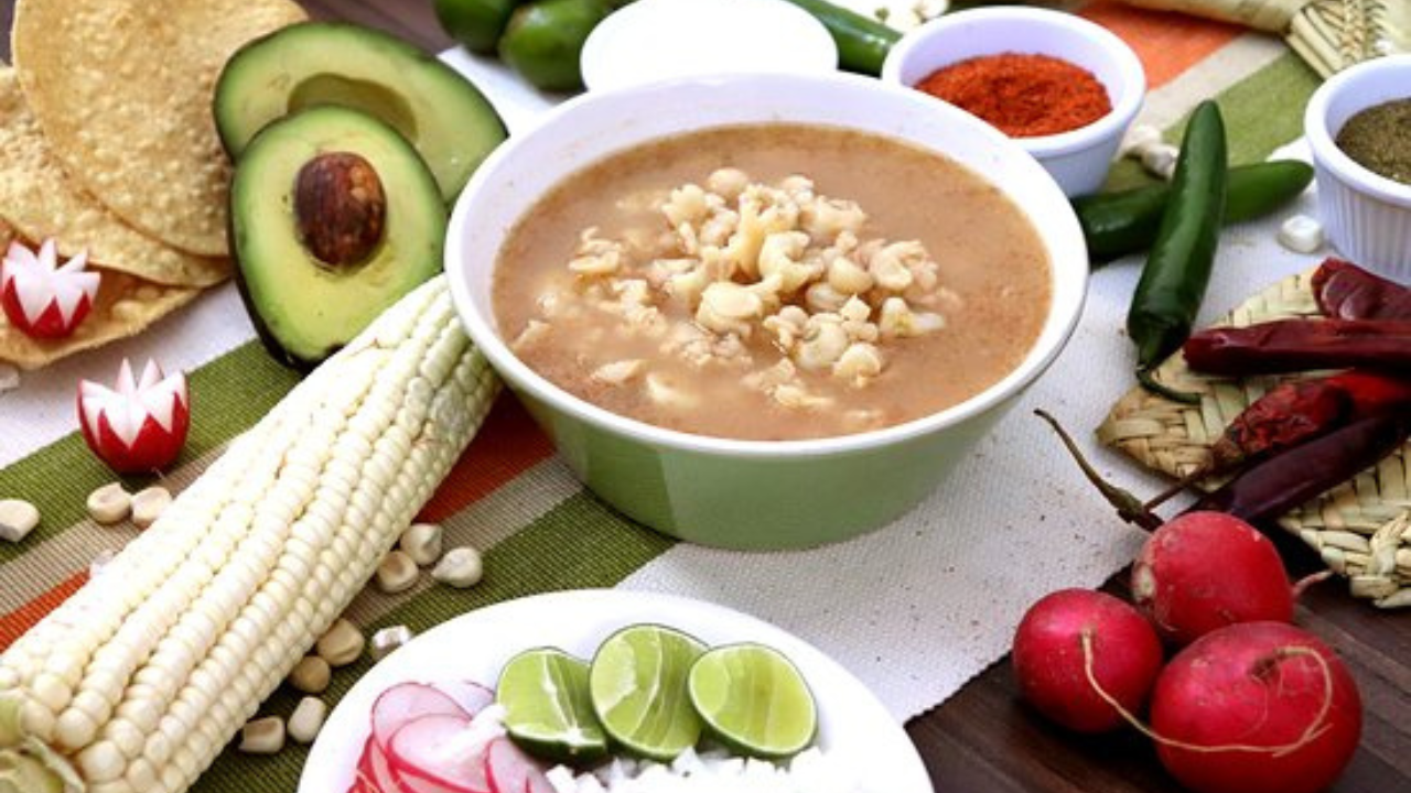 En la época prehispánica, el pozole era un platillo que se consumía en ceremonias y rituales, hecho con maíz cacahuazintle y carne, y con un significado espiritual profundo.