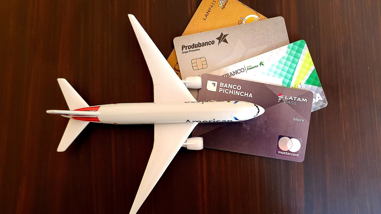 Si viajas con frecuencia, unirte a un programa de recompensas de aerolínea puede darte acceso a boletos con descuento, upgrades y beneficios exclusivos.