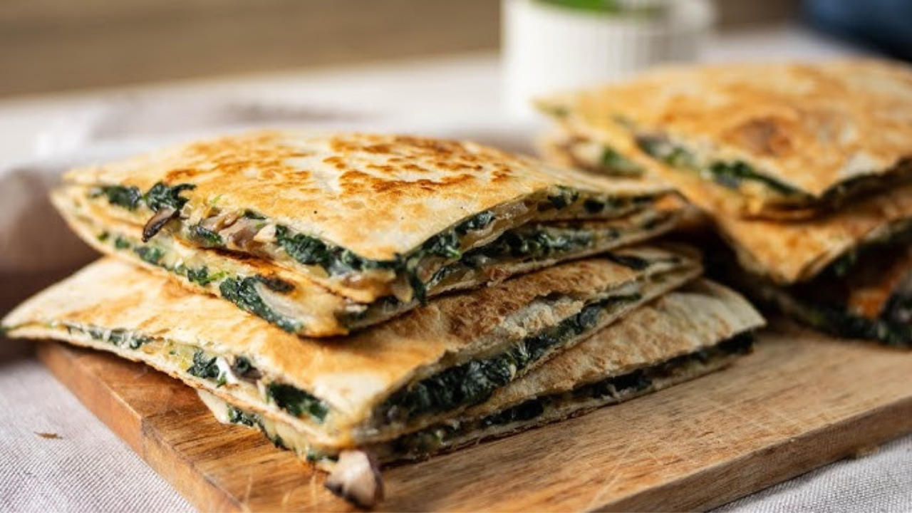 Para cerrar la semana con algo ligero pero reconfortante, prepara unas quesadillas con queso Oaxaca o panela, champiñones salteados, espinacas y ajo.
