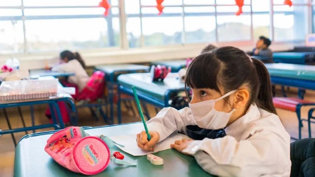 De acuerdo con el calendario escolar publicado por la SEP, las vacaciones de verano finalizarán el domingo 24 de agosto de 2025. Esto significa que el inicio de clases será el lunes 25 de agosto.
