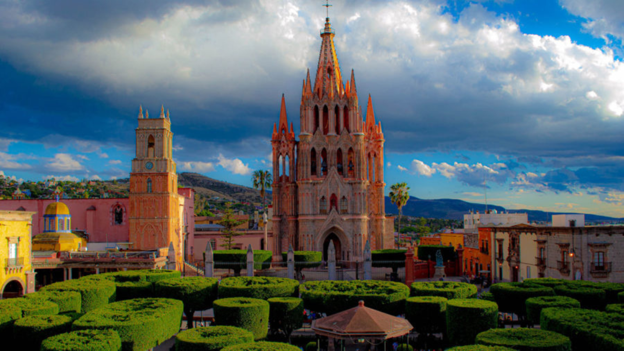 San Miguel de Allende, Guanajuato: Este Pueblo Mágico es famoso por su arquitectura colonial, calles empedradas, galerías de arte y su vibrante escena cultural.