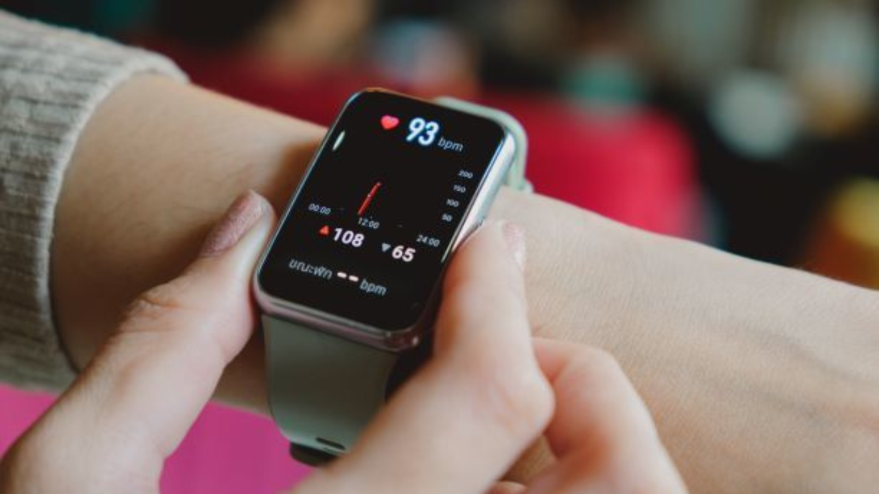 Una de las principales razones por las que un smartwatch puede salvar tu vida es su capacidad para monitorizar signos vitales constantemente.