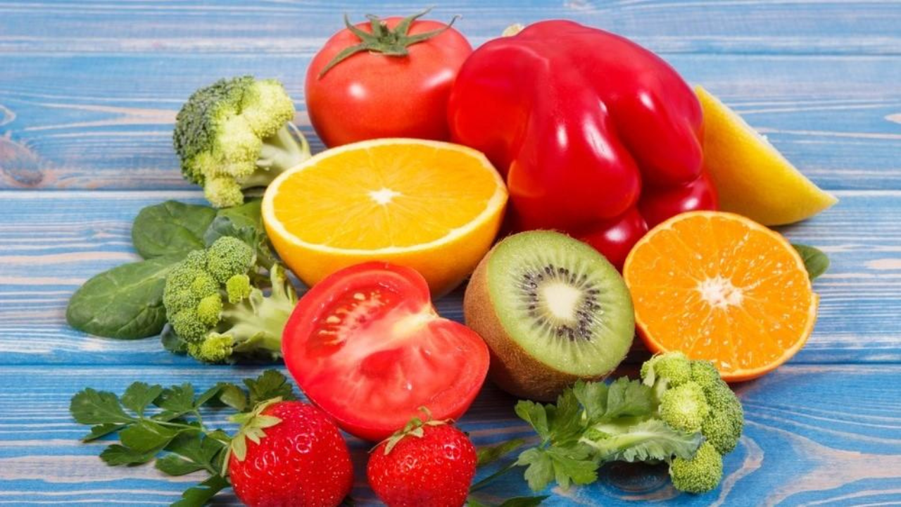 1. Refuerza su sistema inmunológicoDurante los cambios de clima, es común que los niños sean más propensos a gripes, tos y resfriados. Asegúrate de que lleven una alimentación balanceada rica en vitamina C.