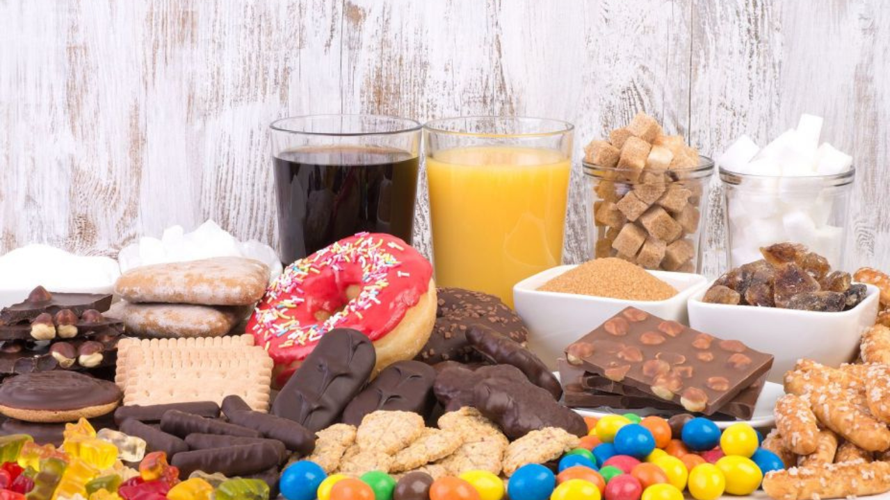 Refrescos, jugos procesados, postres industriales y golosinas aportan calorías vacías que no nutren al cuerpo.