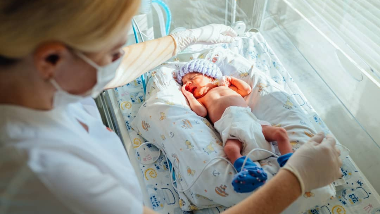 El bienestar emocional de la madre influye directamente en el desarrollo del bebé, la depresión y ansiedad no tratadas pueden incrementar la probabilidad de parto prematuro y bajo peso al nacer.