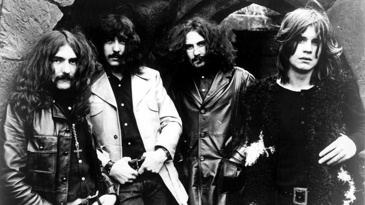 Hablar de Black Sabbath es hablar del inicio del metal. Con Ozzy Osbourne al frente, la banda británica revolucionó la música con riffs oscuros y letras que abordaban temas poco comunes en la época.