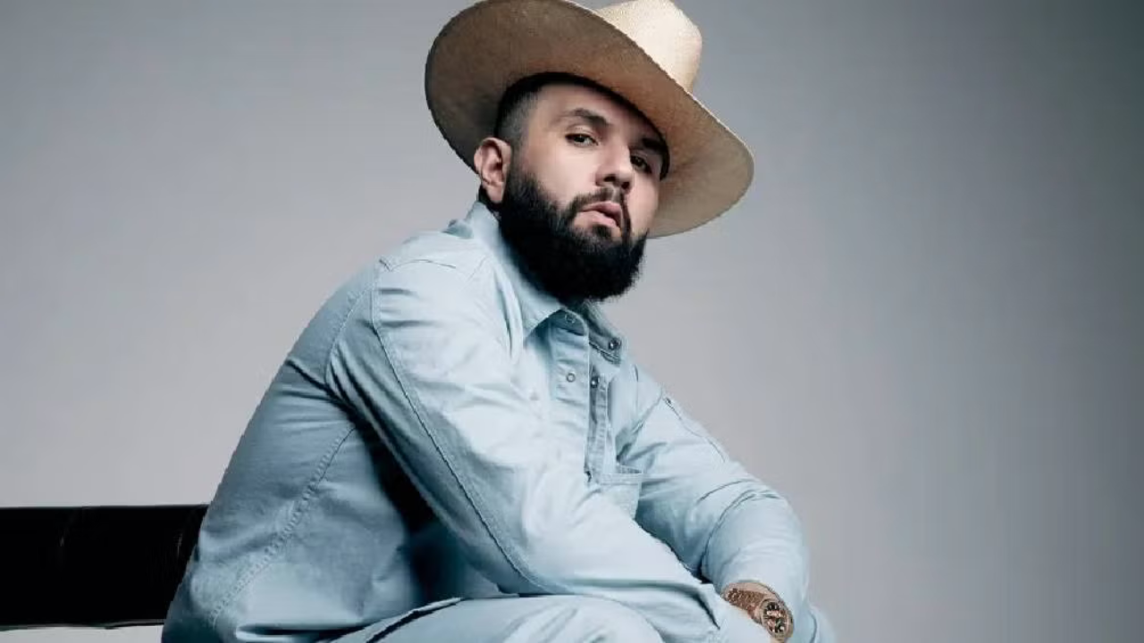 Carín León, un artista que ha sabido fusionar la música regional con influencias de rock, pop y balada. Su autenticidad y estilo versátil lo han llevado a colaborar con cantantes de distintos géneros.