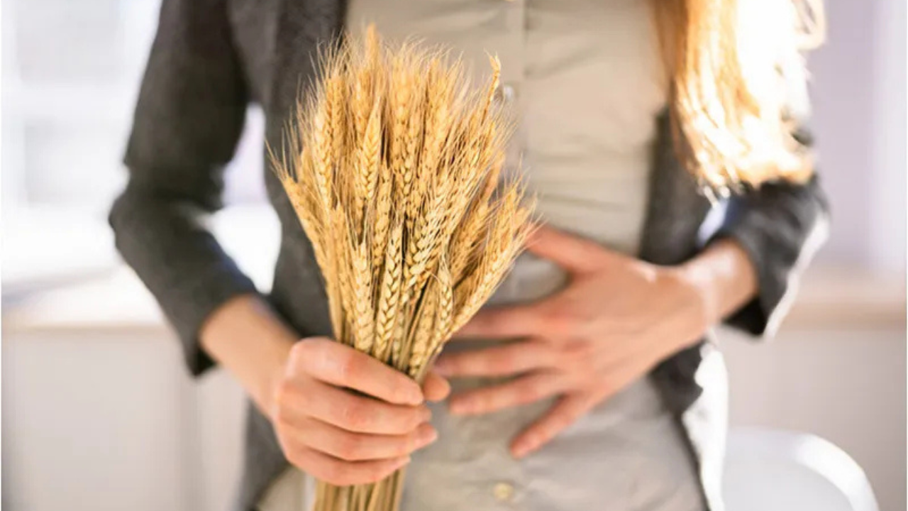 La enfermedad celíaca se presenta cuando el sistema inmunológico reacciona de forma anormal al gluten, una proteína presente en alimentos como el trigo, la cebada y el centeno.