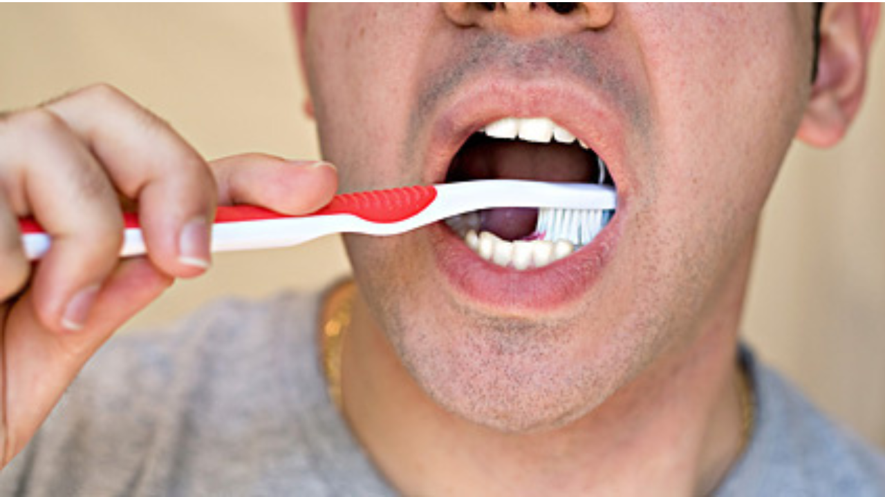 Cepíllate al menos tres veces al día con una pasta adecuada y no olvides usar hilo dental y enjuague bucal.