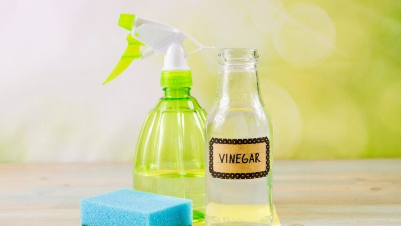 Mezclar cloro y vinagre genera gas cloro, un compuesto corrosivo que puede provocar tos intensa, ardor en la garganta y dificultad para respirar.