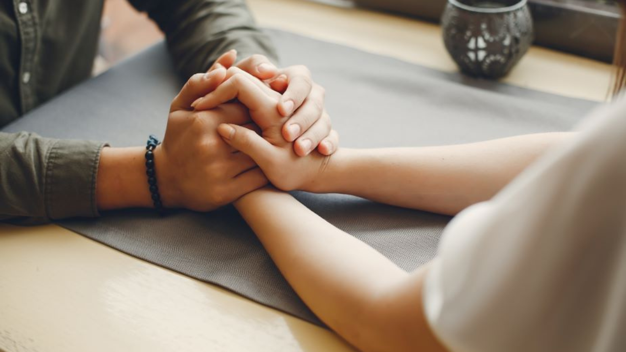 Preguntar qué espera cada uno del matrimonio es esencial: ¿lealtad emocional?, ¿rutinas compartidas?, ¿proyectos conjuntos? Cada persona define el compromiso de forma distinta.