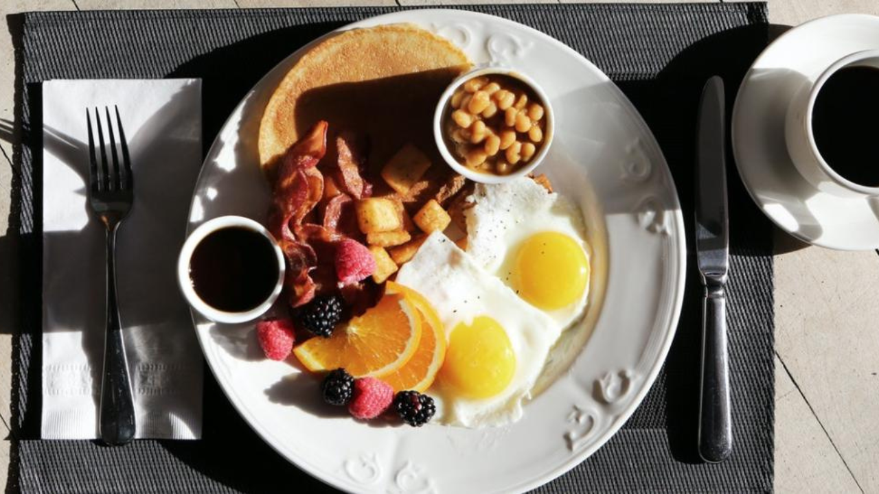Lo fundamental es recordar que la alimentación balanceada a lo largo del día es la verdadera clave para el bienestar, más allá de si se desayuna o no.