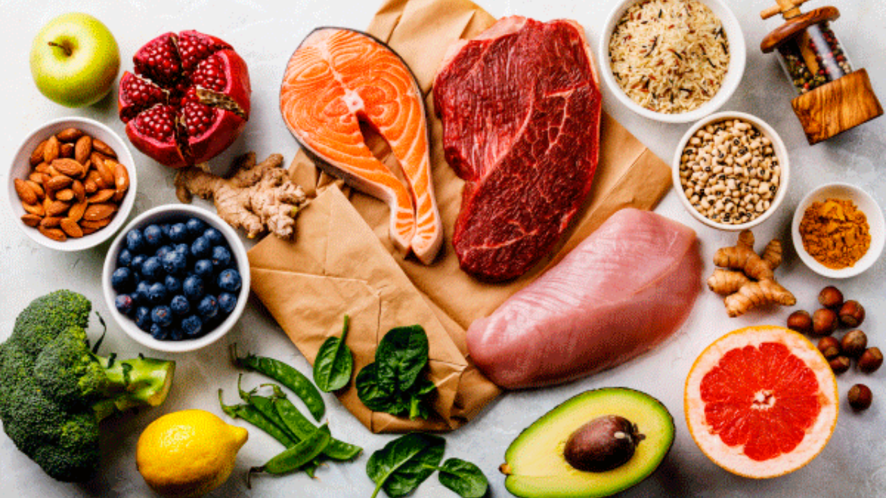 Incluye en tu dieta alimentos ricos en biotina, vitamina E, zinc y proteínas, como huevo, almendras, espinaca, pescado y aguacate para tener uñas fuertes y largas.