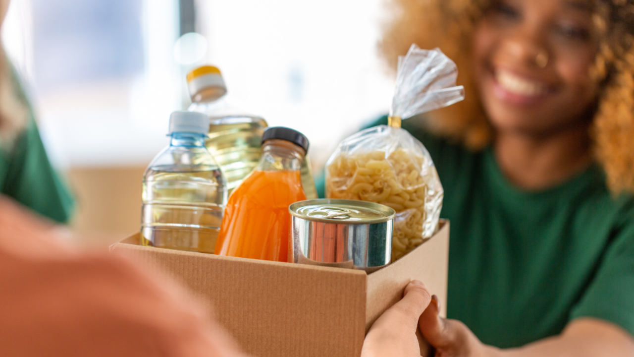 Si sabes que no consumirás ciertos productos a tiempo, considera donarlos a bancos de alimentos o compartir con vecinos o familiares.