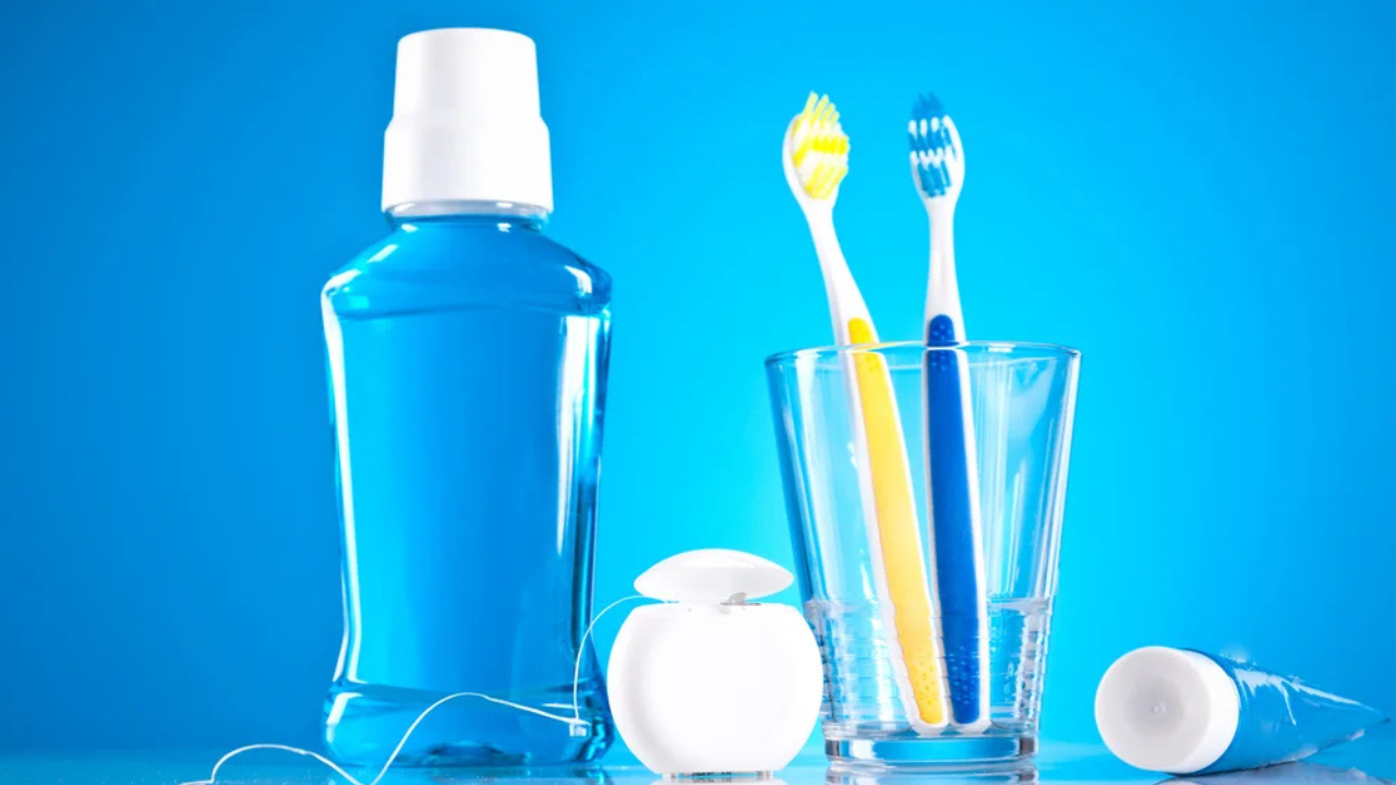 Usa hilo dental y enjuague bucal: El hilo dental elimina restos de comida entre los dientes, mientras que el enjuague ayuda a combatir bacterias y mantener un aliento fresco.