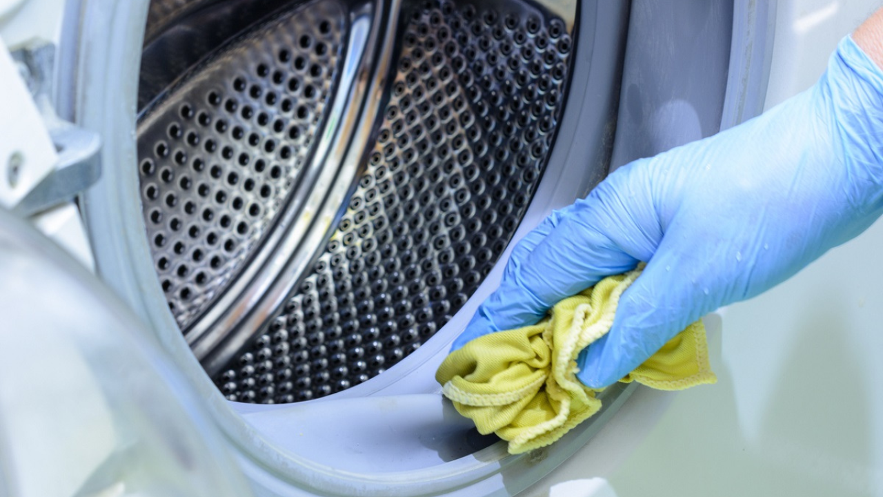 La lavadora también necesita limpieza. Una vez al mes, realiza un ciclo vacío con vinagre blanco o productos especiales para eliminar residuos y bacterias.