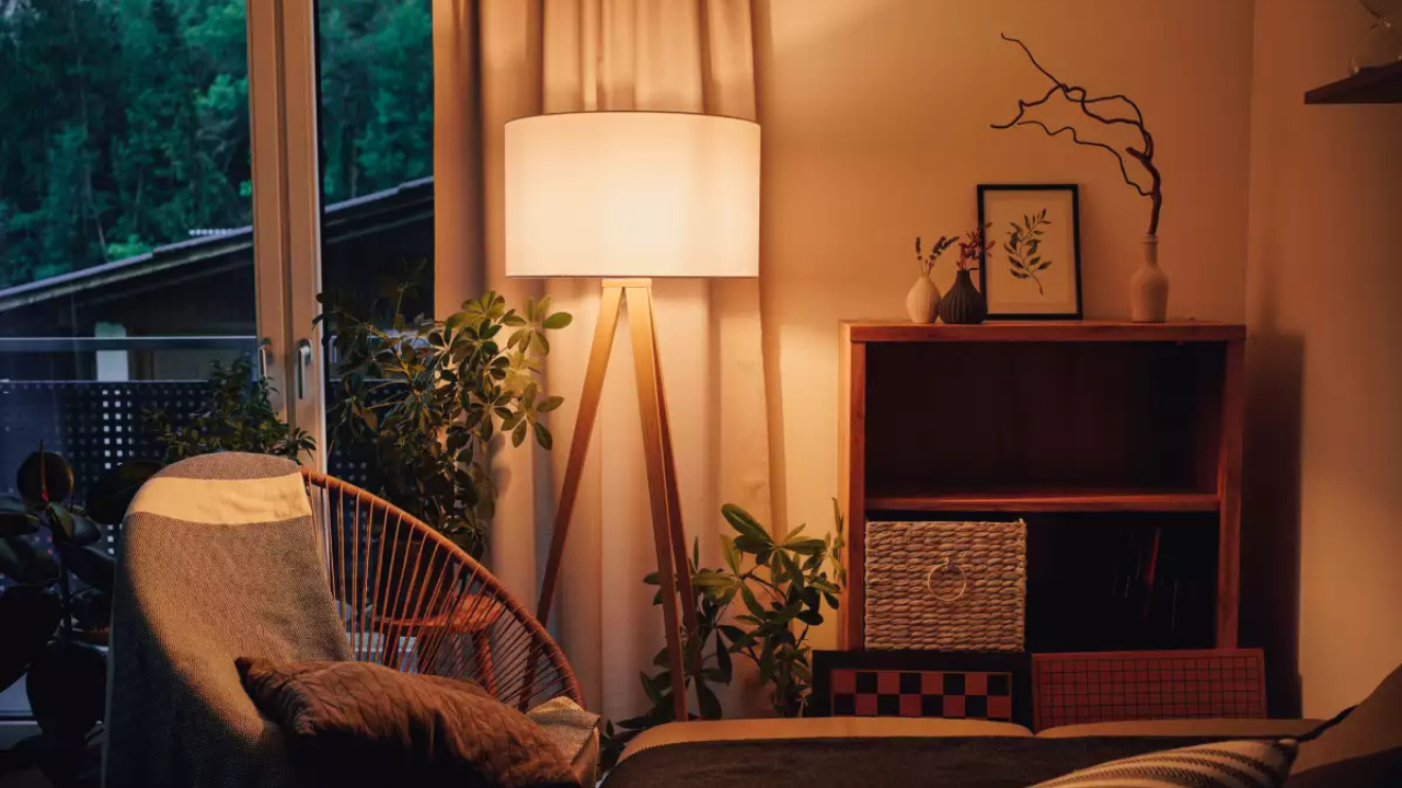 Las luces cálidas generan un ambiente acogedor, íntimo y tranquilo. Están asociadas con la sensación de descanso, ya que se asemejan a la luz natural del atardecer.