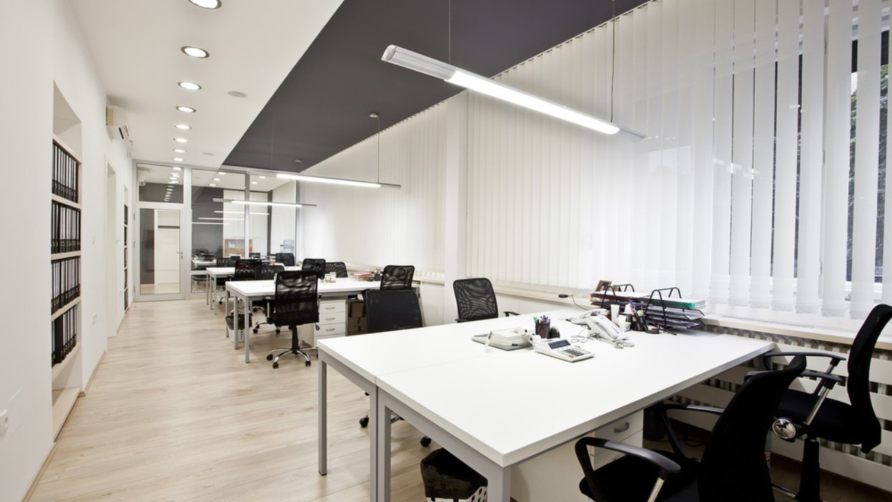 Las luces frías transmiten claridad y frescura, favoreciendo la concentración y el rendimiento mental. Por eso, son recomendadas en espacios donde se necesita atención y productividad.