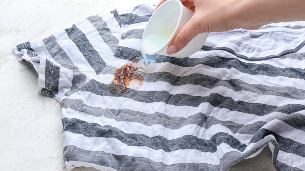 Manchas de grasa: Aplica un poco de detergente líquido para trastes sobre la zona y frota suavemente con los dedos o un cepillo de cerdas suaves.