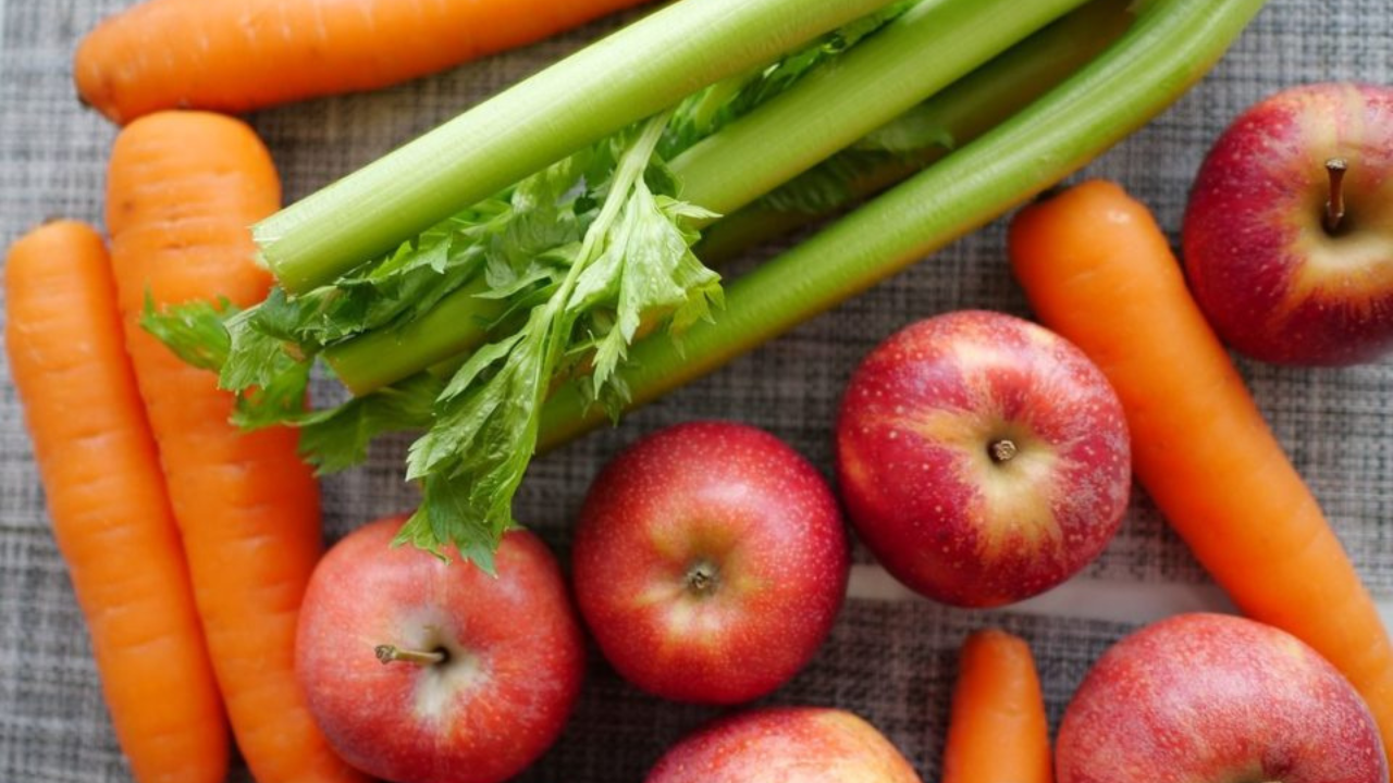 Las frutas y verduras crujientes, como la manzana, la zanahoria o el apio, ayudan a limpiar los dientes de manera natural mientras los masticas.