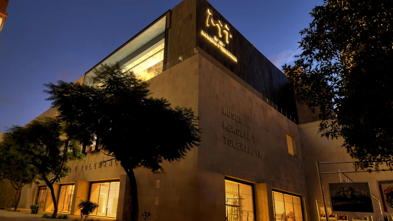 El Museo Memoria y Tolerancia es un espacio que invita a la reflexión sobre los derechos humanos, la diversidad y la historia de los genocidios en el mundo, promoviendo la tolerancia y el respeto.