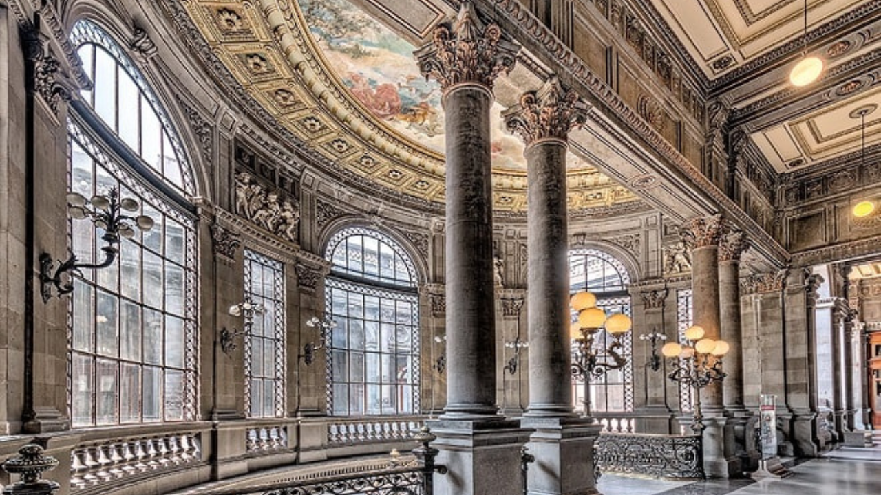Situado en el Centro Histórico, el MUNAL es un referente para quienes desean apreciar arte mexicano desde el siglo XVI hasta principios del XX, en un majestuoso edificio porfiriano.
