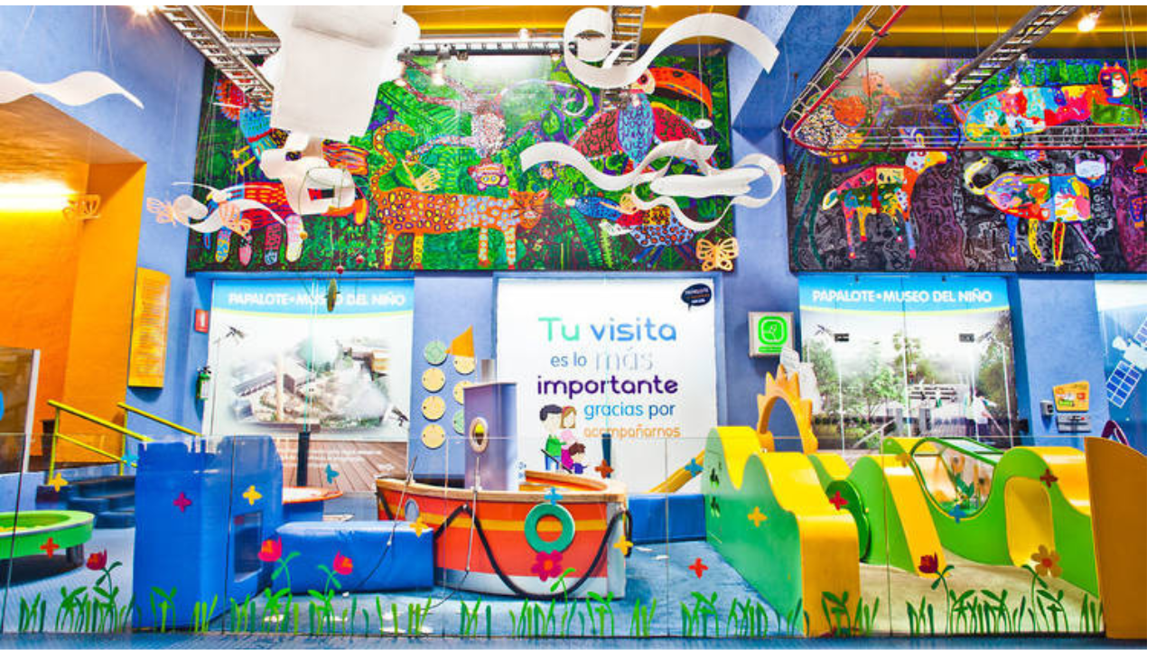 El Papalote Museo del Niño cuenta con exposiciones interactivas, áreas de juego y su famosa Mega Pantalla IMAX, que ofrece proyecciones educativas y espectaculares.