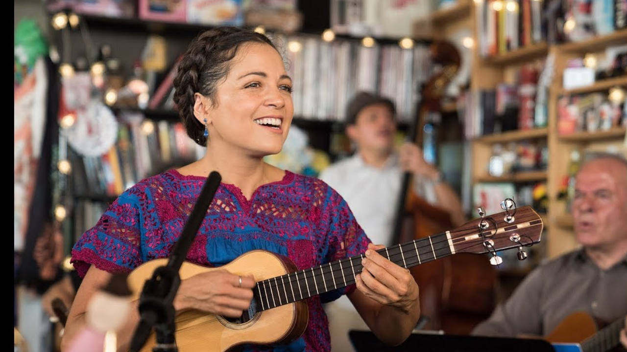 Natalia Lafourcade ha logrado revivir el folclore con un estilo único, mezclando sonidos tradicionales con propuestas frescas.