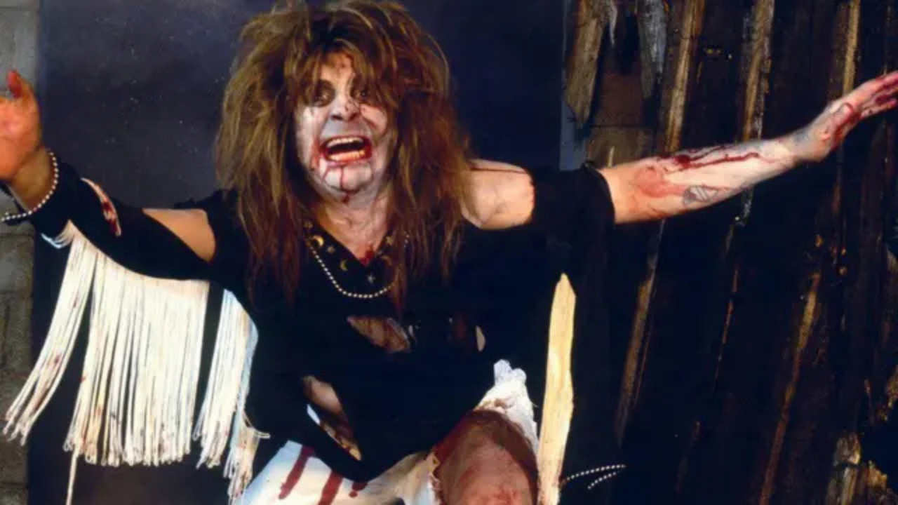 La historia del rock está llena de anécdotas sorprendentes, pero pocas han sido tan polémicas y recordadas como la vez que Ozzy Osbourne mordió un murciélago en el escenario.