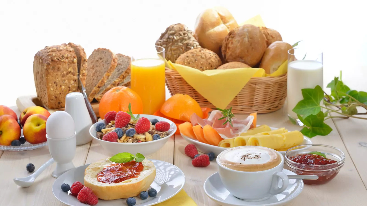 Comer un pan dulce con café no aporta los mismos beneficios que un plato con proteínas, fibra y grasas saludables.