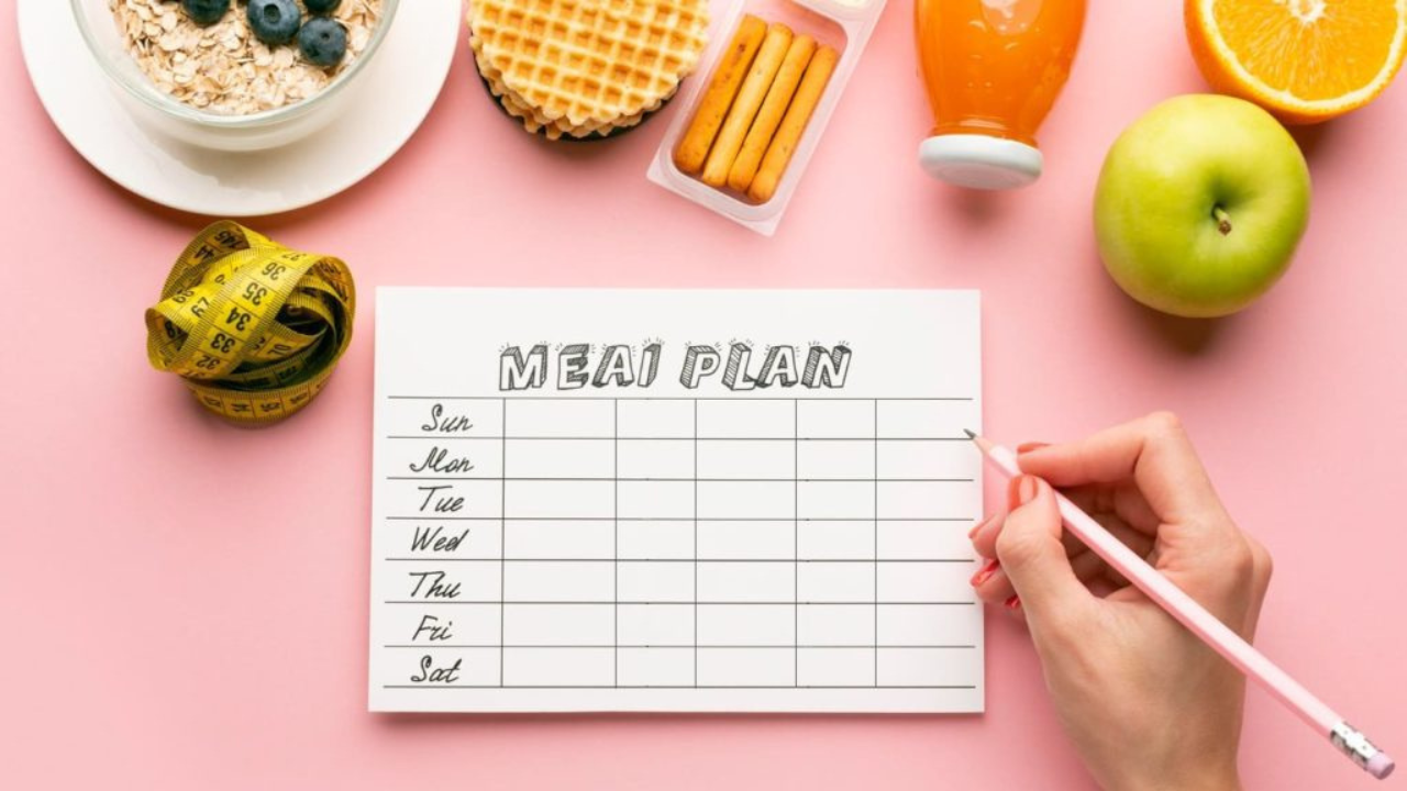 Planear tus comidas con anticipación te ayuda a comprar solo lo necesario, evitando productos que se echarán a perder sin ser usados.