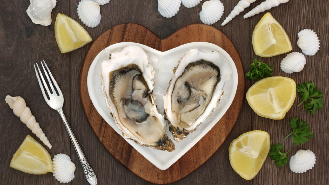 Los mariscos no son afrodisíacos mágicos, pero sí contienen compuestos que benefician la salud sexual. Además, su fuerte carga cultural y simbólica contribuye a que se perciban como alimentos de pasión.