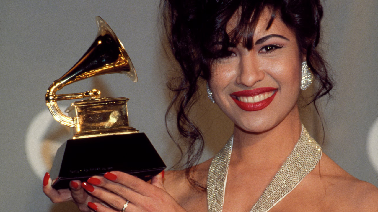 Selena rompió barreras para los artistas latinos en EE. UU. y llevó el tex-mex a escenarios internacionales. Su carisma y talento la convirtieron en un símbolo cultura.