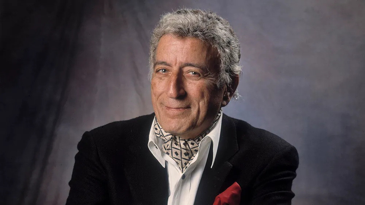 El cantante de jazz y pop, Tony Bennett, se despidió de los escenarios tras ser diagnosticado con Alzheimer en 2016. Aunque continuó presentándose algunos años más con la ayuda de Lady Gaga.