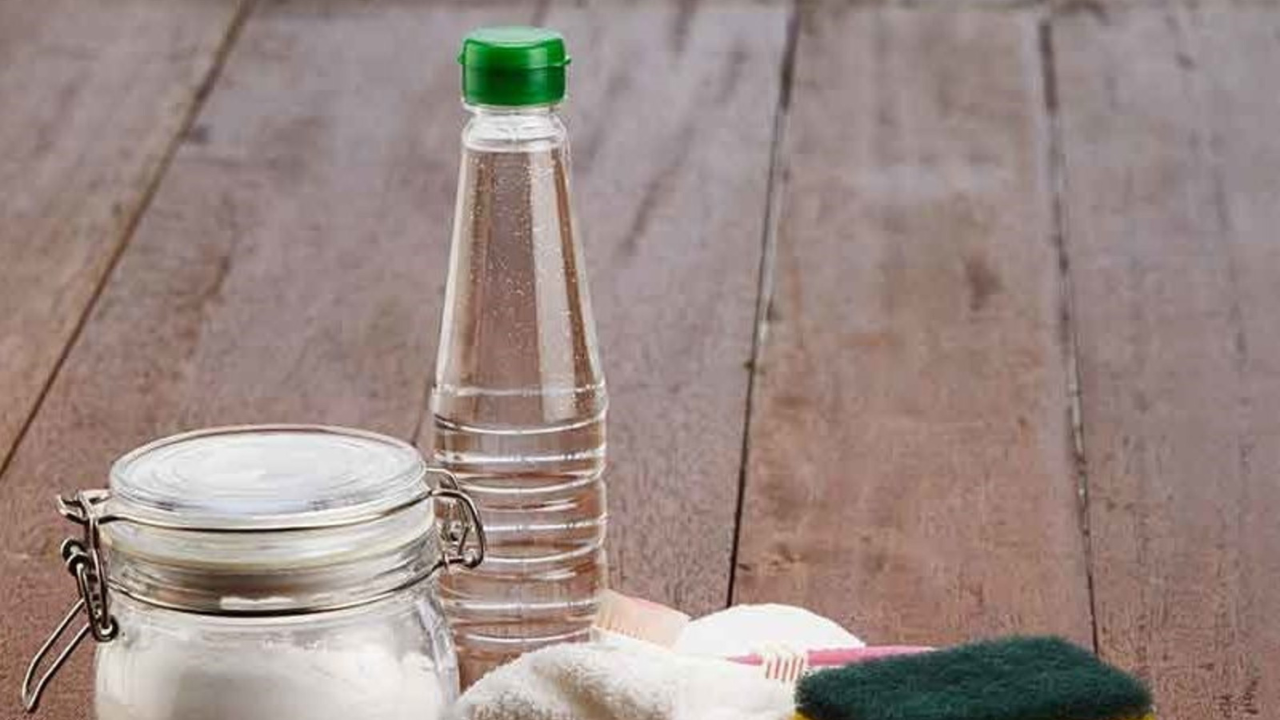 El vinagre blanco es un aliado natural para la limpieza. Rocía un poco sobre las zonas más sucias y déjalo actuar unos minutos. Después, frota con un trapo suave.
