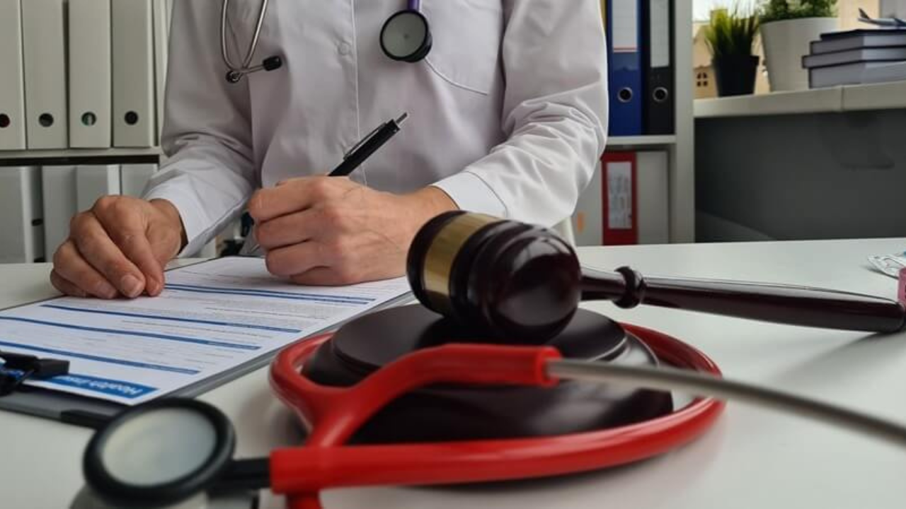 Contratar un abogado especializado en negligencia médica puede aumentar las posibilidades de éxito en tu caso. Un profesional puede orientarte sobre la mejor estrategia legal.